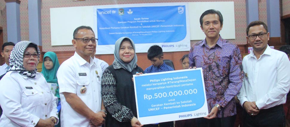 PT. Philips Lighting, UNICEF Berikan Bantuan Rp. 500 Juta Kepada Pemkab. Mamuju