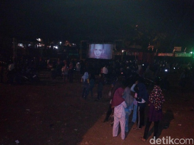 Warga Cibatu Garut Antusias Nobar Film G30S/PKI