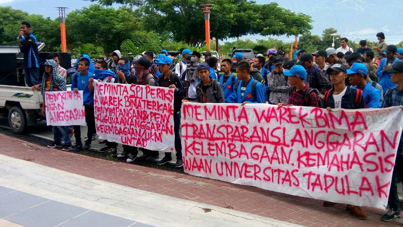 Mahasiswa Demo Minta Warek Bima Untad Transparan Soal Anggaran