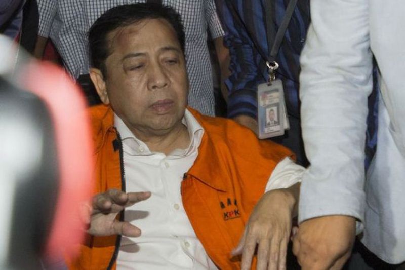 Pukul 23:40 Wib, Novanto Pakai Rompi Baru di KPK