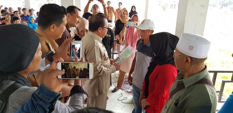 Bupati Agus Serahkan 1000 Sertifikat di Sarjo