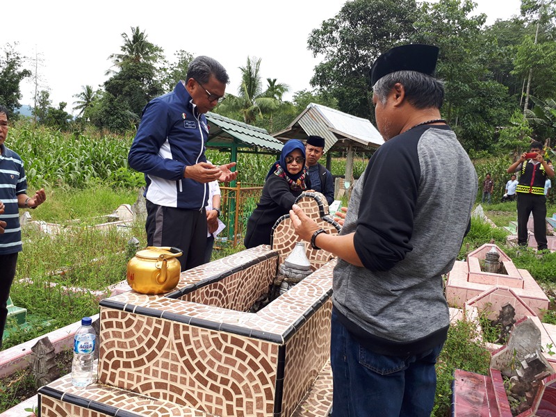 Gunakan Helikopter, Prof Nurdin Abdullah Siarahi Makam Pamannya