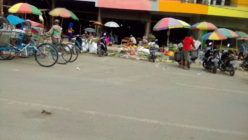 Sampah Menumpuk di Pasar Manonda