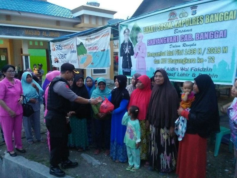Kapolres Bagi Sembako ke Warga Tanjung