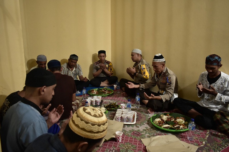 Kapolres Banggai  Bukber dengan Tahanan  di Ruang Sel