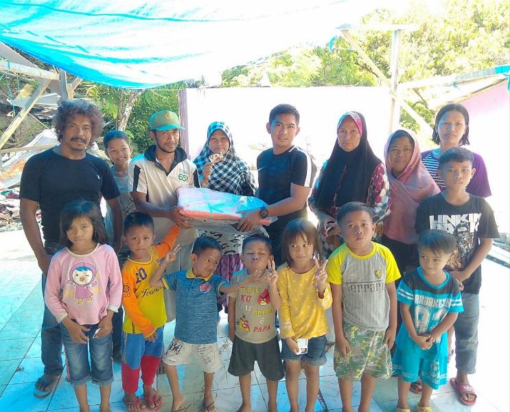 Firman Lapide Salurkan Bantuan di Saluki