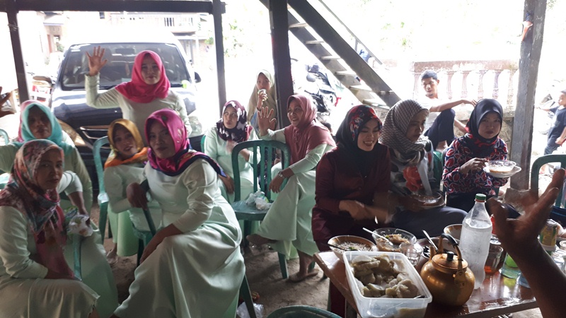 Demi Tambahan Ilmu Ibu-Ibu di Desa Pangaparang  Belajar Menjahit