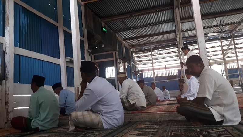 Diduga Korban Janji Pilkada, Warga Desa Pebatae Salat di Masjid Darurat