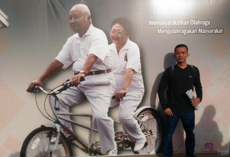 Warga Antusias Berfoto Bersama Pak Harto dan Ibu Tien di CFD