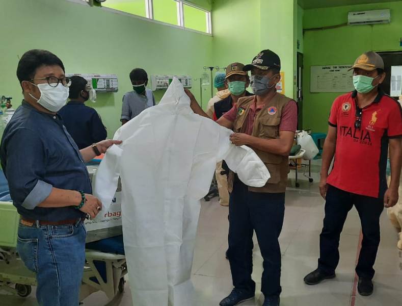 Walikota  Hidayat Serahkan 50 APD ke RSUD Anutapura