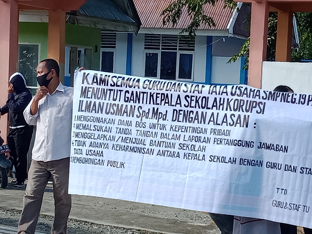 Diduga Korupsi Dana Bos Rp, 150an Juta, Kepsek SMP 19 Didemo