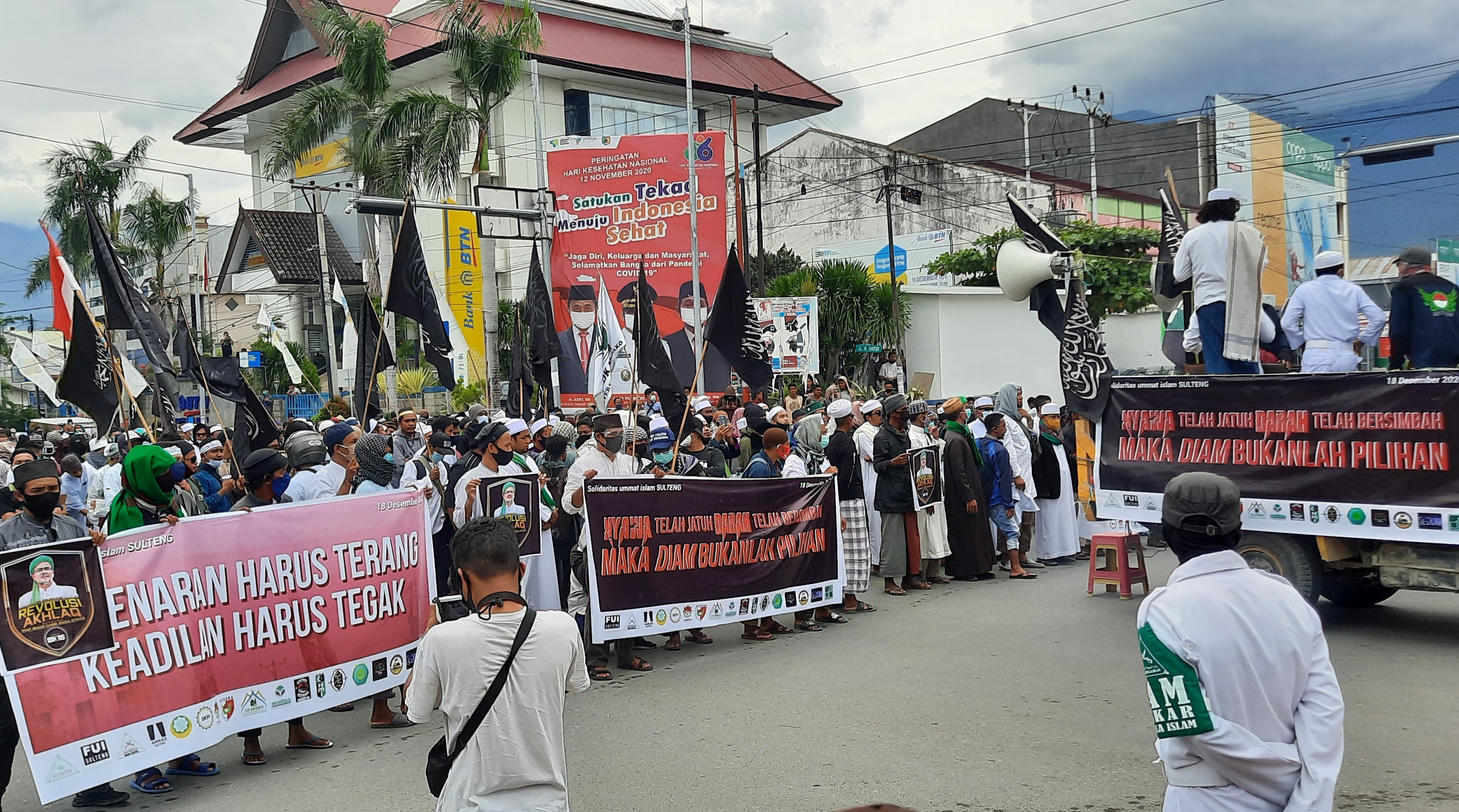 Sekitar 1000an Massa Muslim Menuntut Keadilan