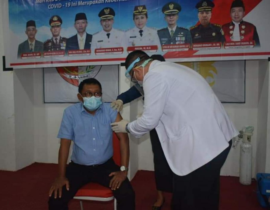 Rektor Untad Divaksin Covid-19 di Sigi