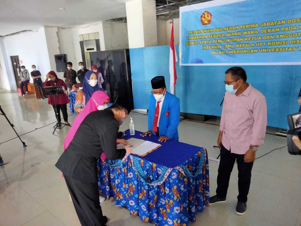 Rektor Prof Mahfudz Lantik Para Wadek di Fakultas Ekonomi