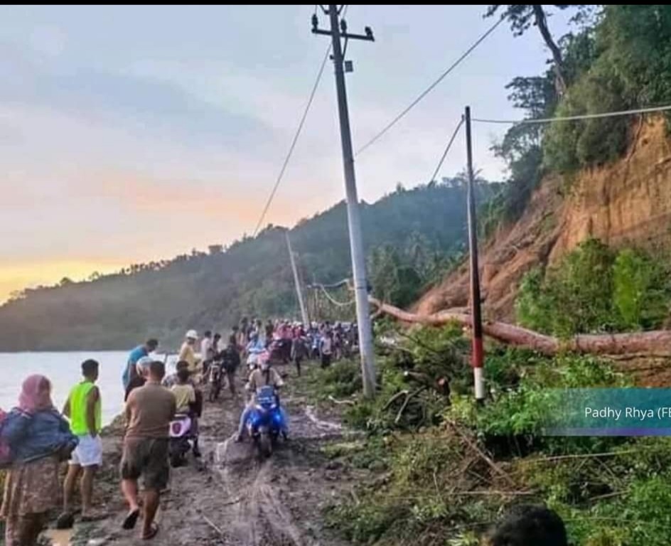 Ruas Jalan Nasional Palu – Pantai Barat Donggala Longsor, Arus Lalulintas Macet