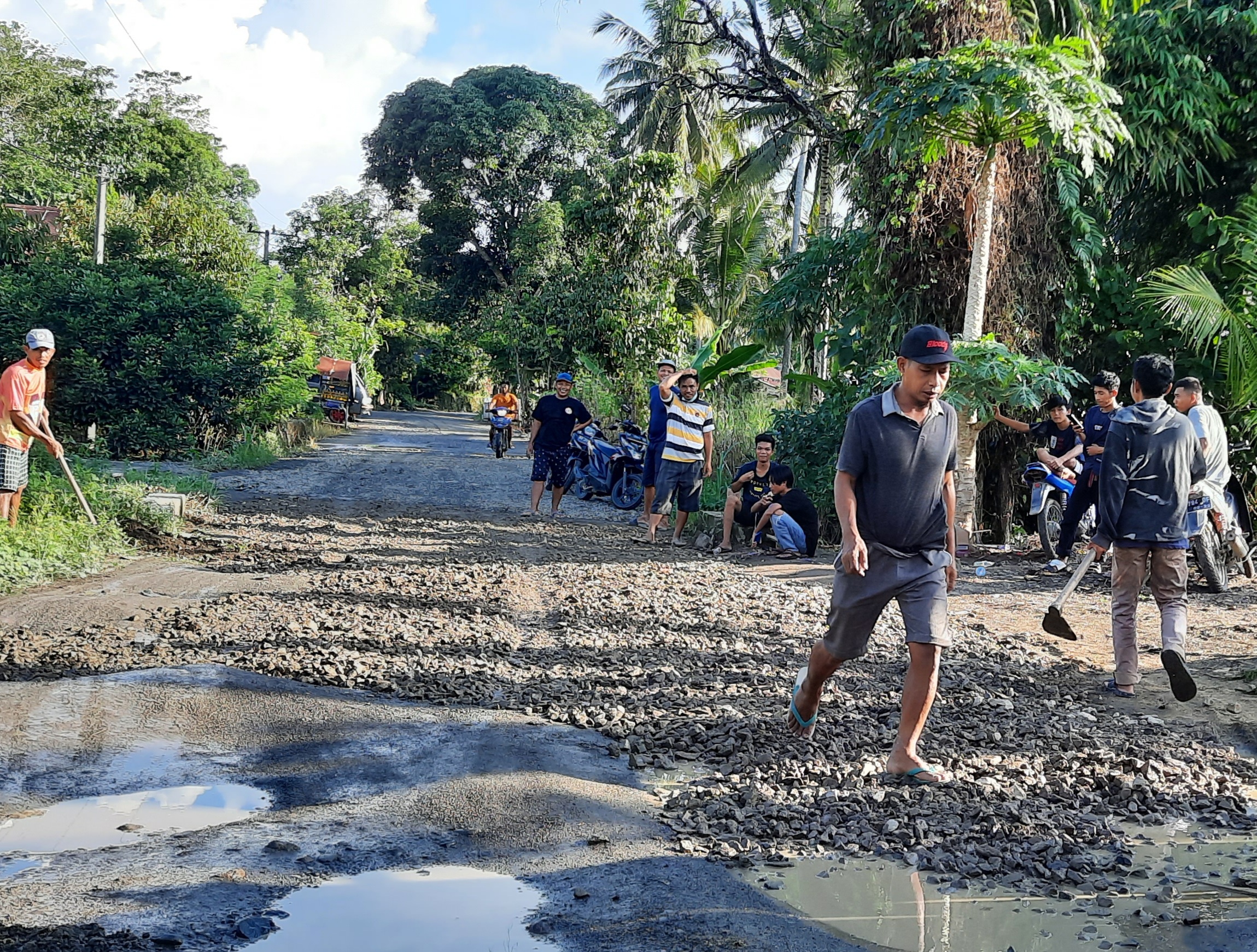 Terpaksa Masyarakat Gotongroyong Ruas Jalan Pangaparang Benteng Paremba