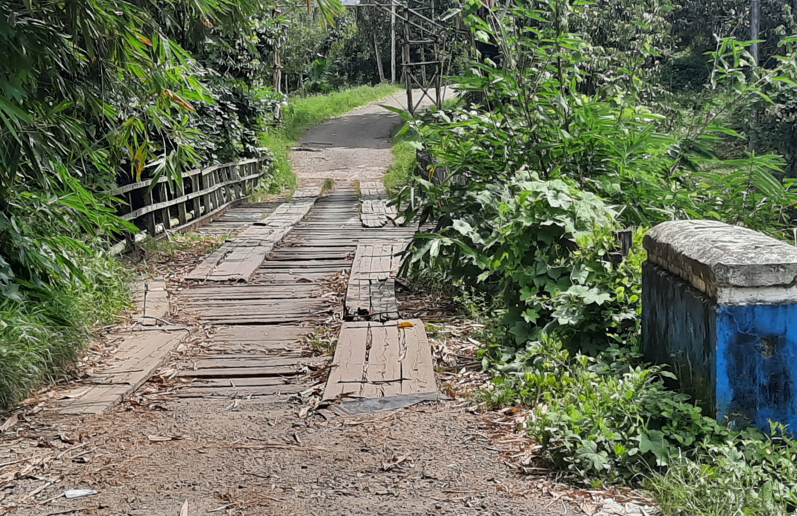 Jembatan Kayu Sungai Salulue Rusak Parah