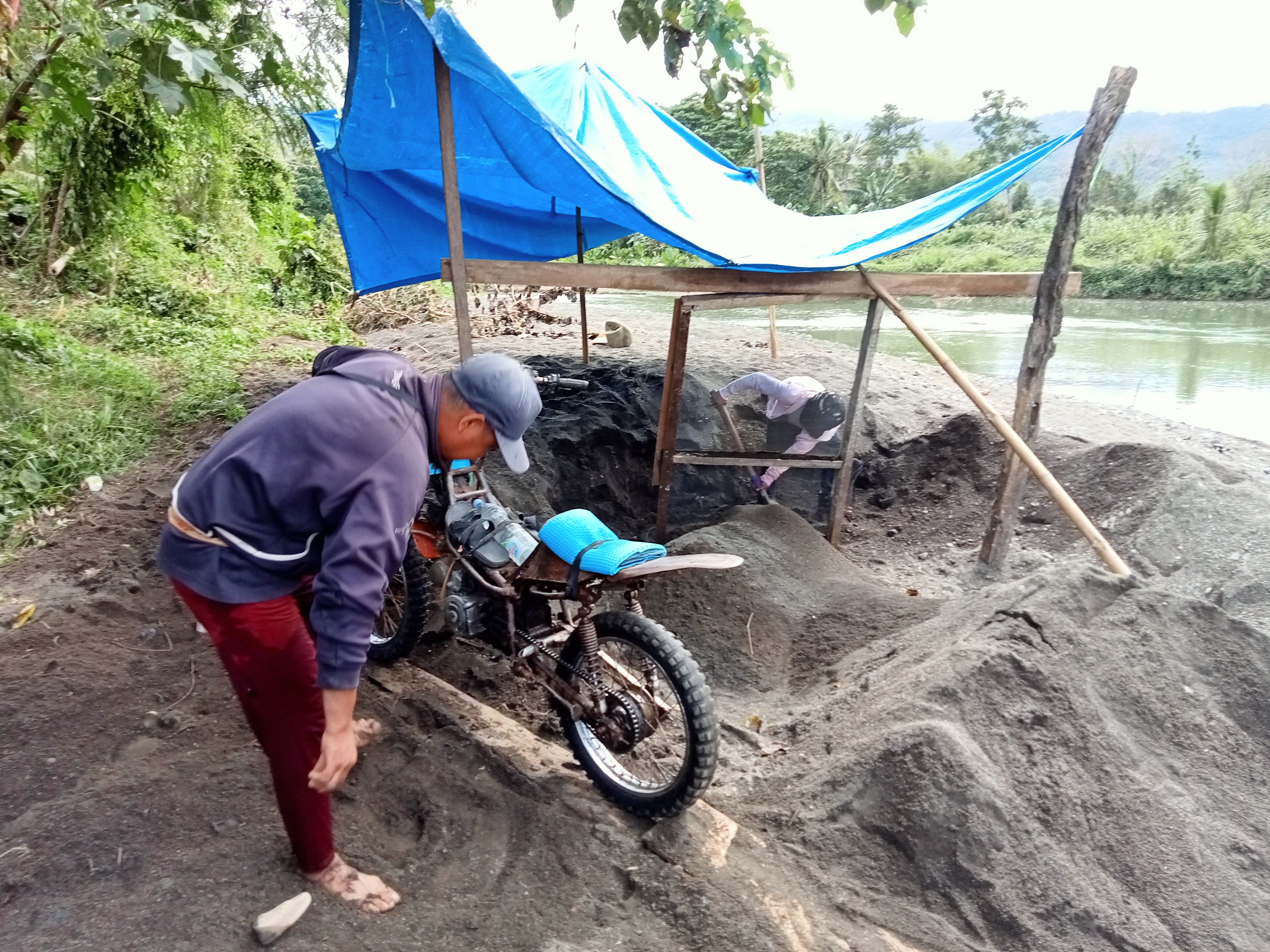 Pekerjaan Saluran Air Bendungan Paku Diduga Gunakan Pasir Sungai Bercampur Lumpur