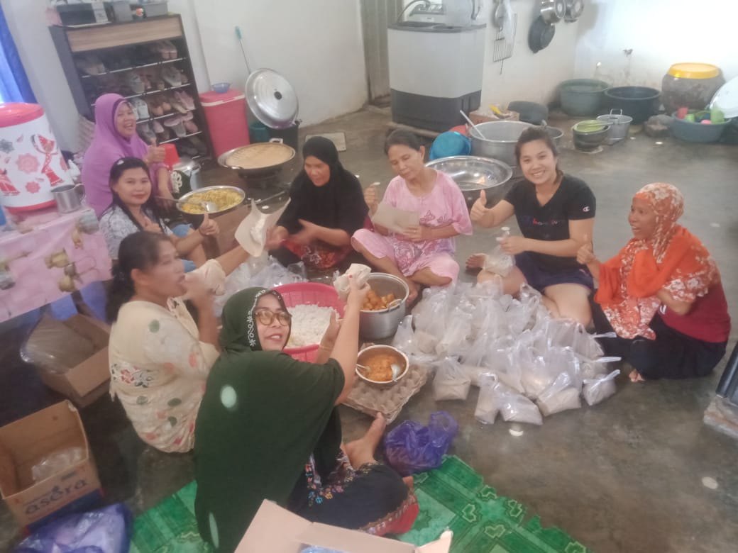 Warga Padang Alipan Buka Dapur Umum Layani Sopir Truk