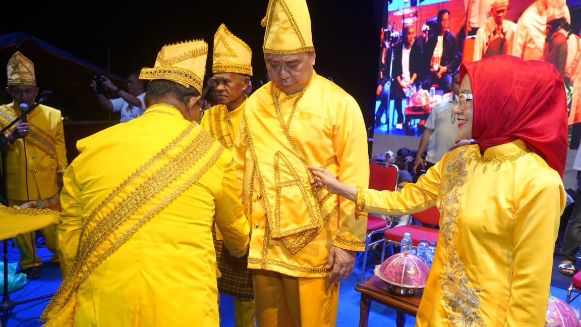 Ahmad Ali dan Istri Diangkat Menjadi Ketua Dewan Adat Dampal