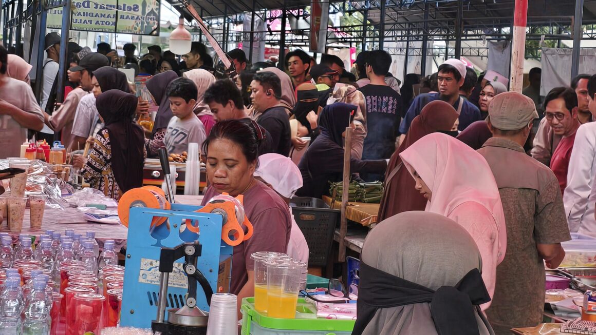 Berdesakan di Pasar Ramadhan