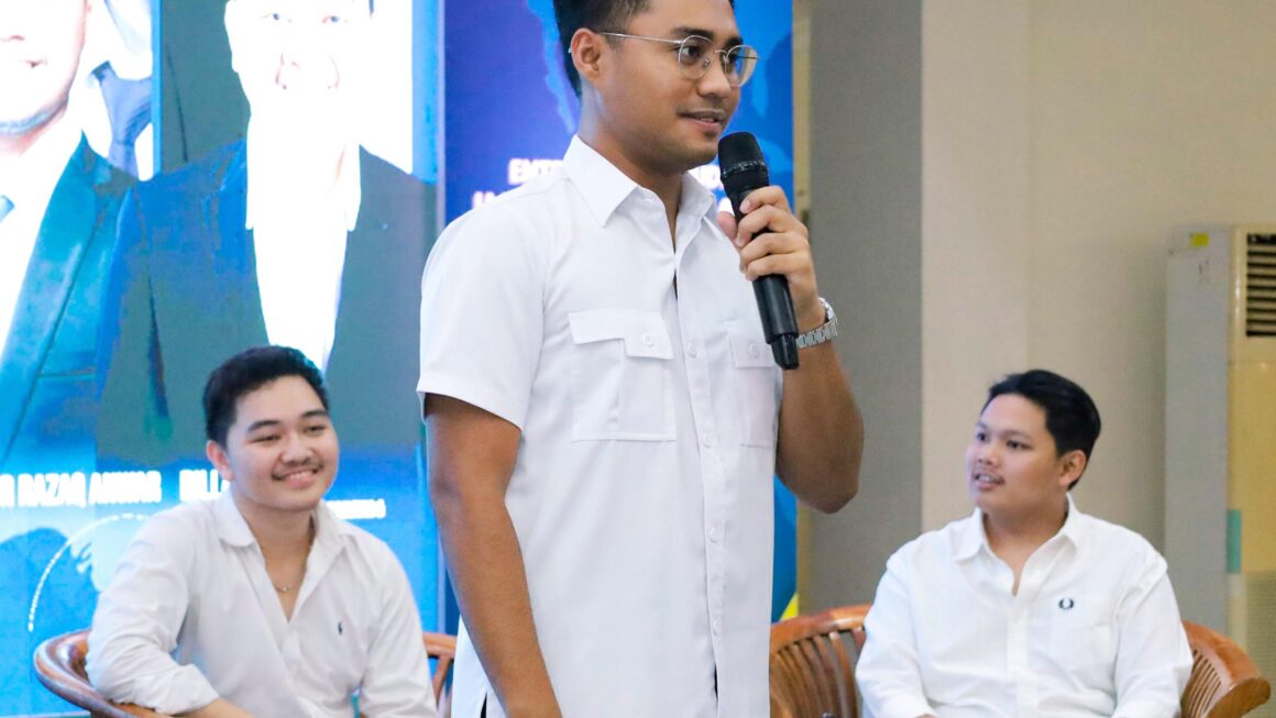 Dua Mahasiswa Berani Paparkan Ide Bisnis “Dibantu Fhatur”