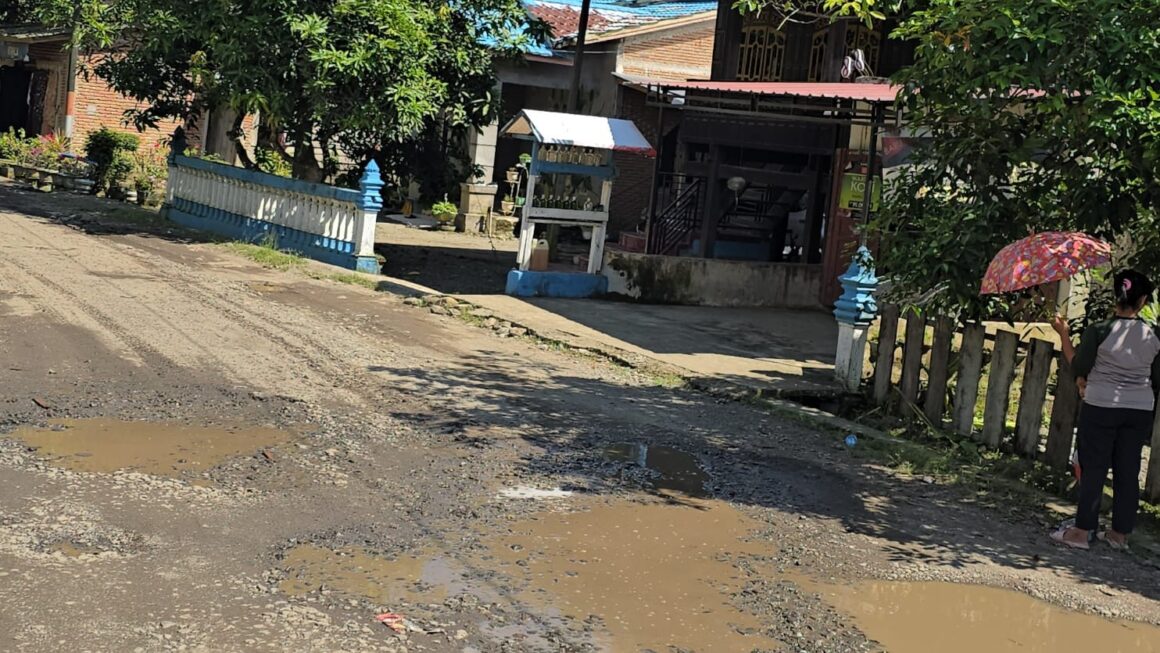 Ruas Jalan Indoapping – Tombang 15 Tahun Rusak
