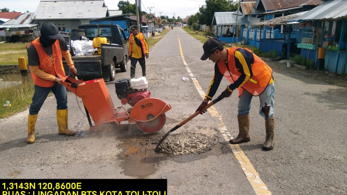 Titik Rusak Jalan Nasional Trans Sulawesi Dalam Perbaikan