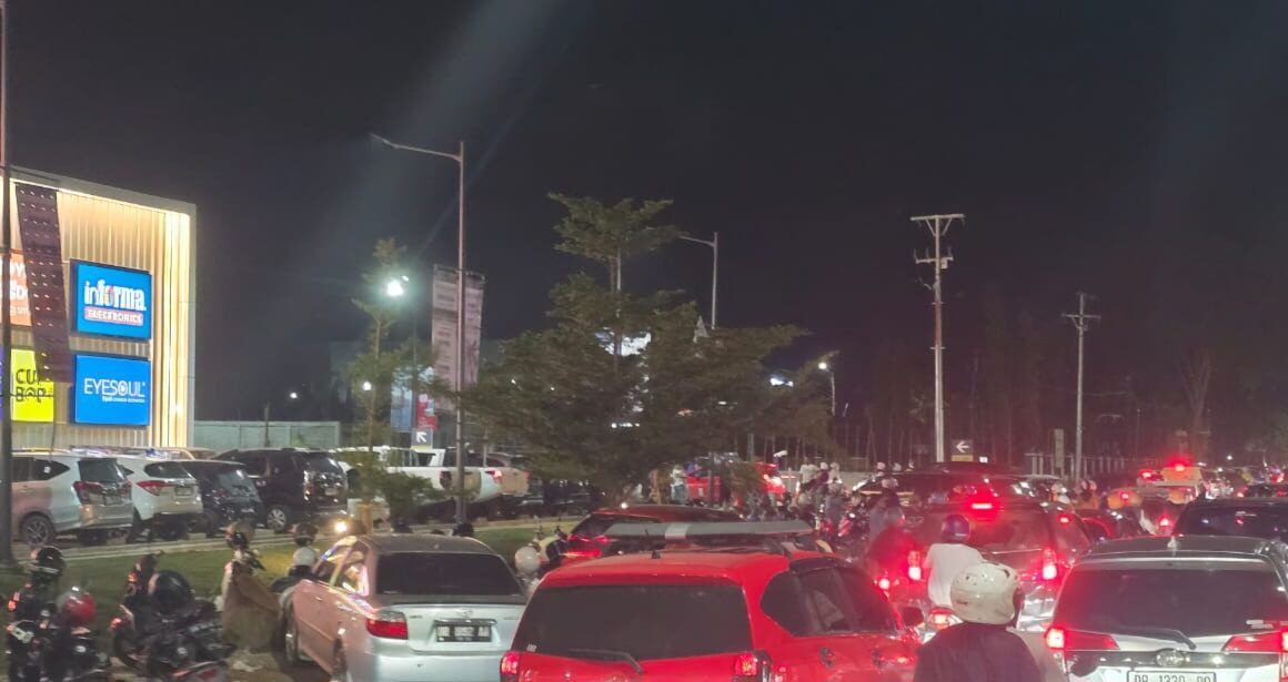 Ada Kemacetan Lalulintas di Depan Swalayan Living Plaza