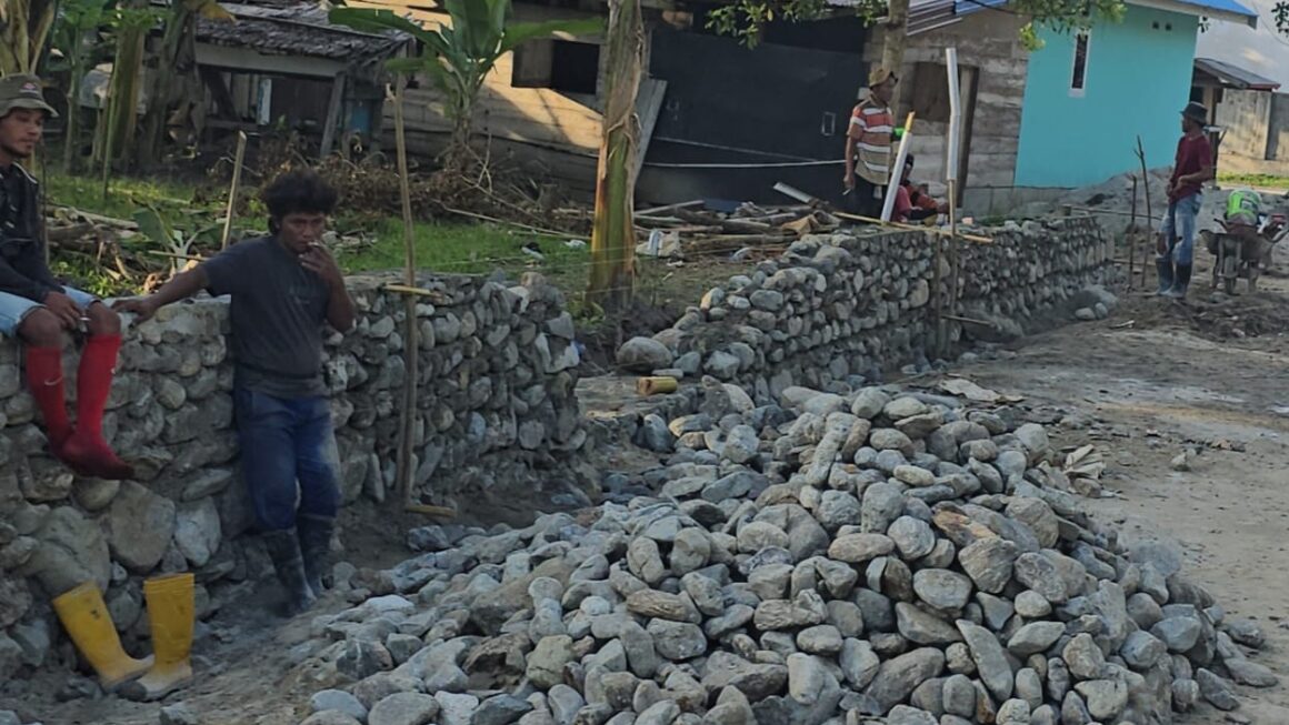 Pondasi Talud Proyek Senilai Rp, 34,6 M Gunakan  Batu “Mangga”