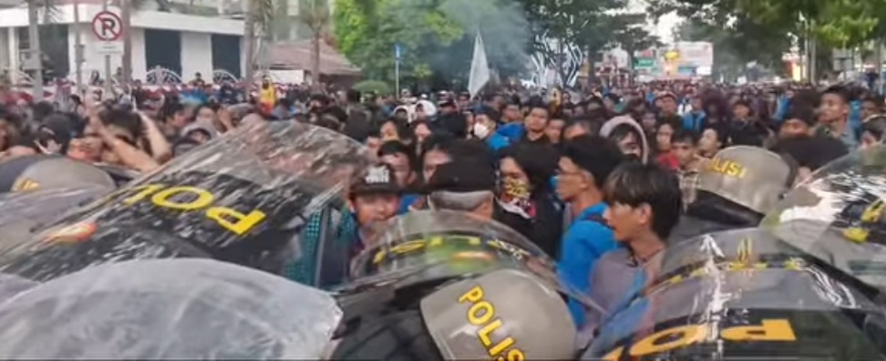Ricuh,Aksi Unras di Depan DPRD, Polisi dan Mahasiswa Alami Luka