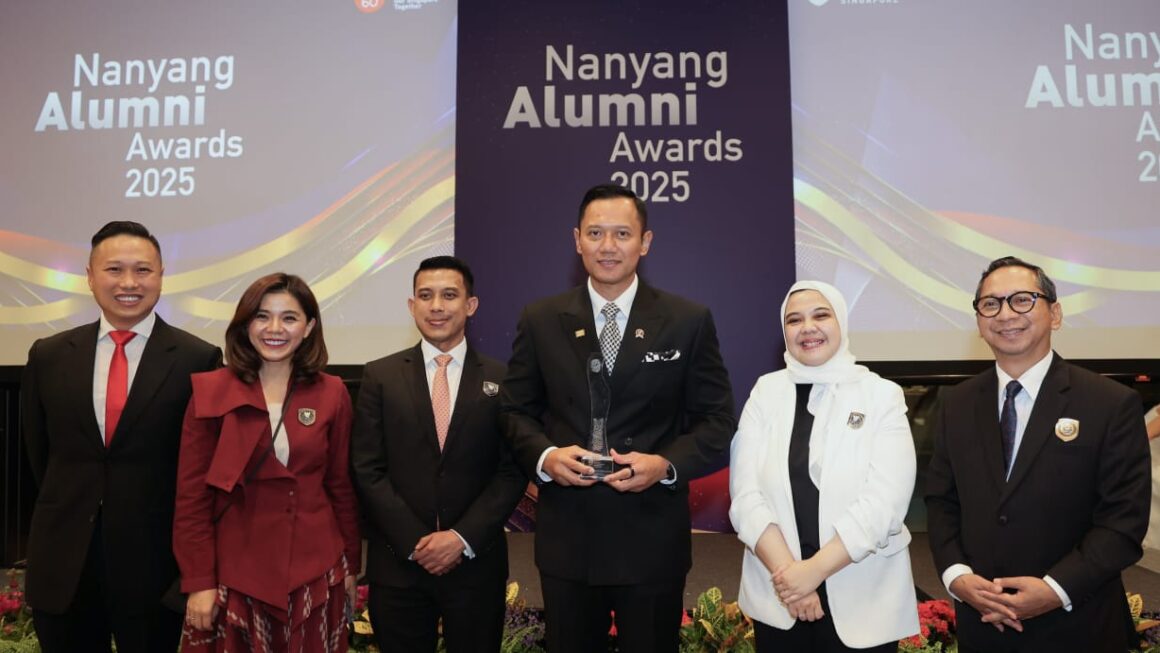 Menko AHY Dianugerahi Penghargaan Tertinggi Alumni Nanyang Technological University Singapura