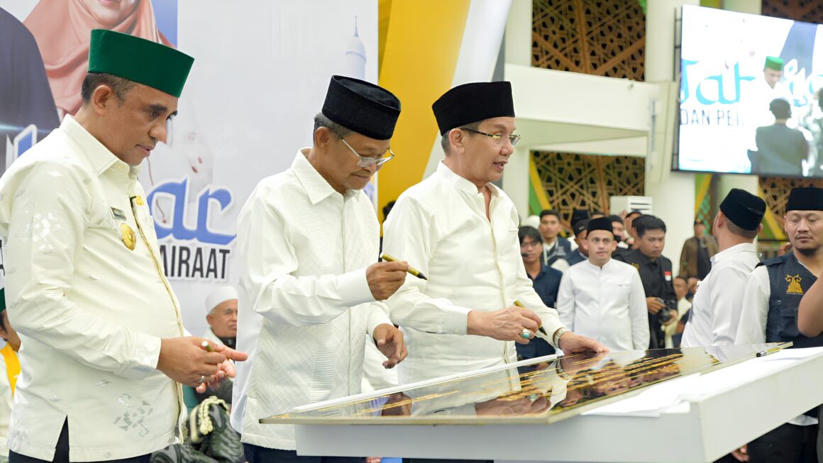 Gubernur ANWAR, RUSDY DAN LONGKI  Resmikan Masjid Raya Baitul Khairaat
