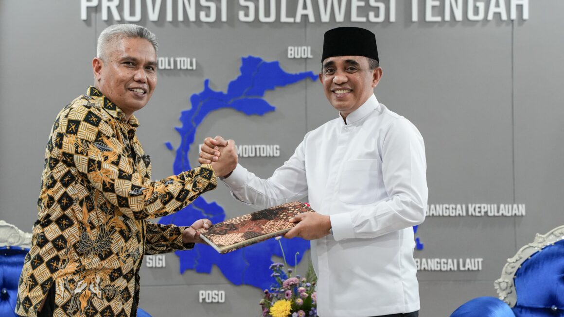 Gubernur Sulteng Terima Sertifikat Tanah Aset Pemda dari Kanwil BPN