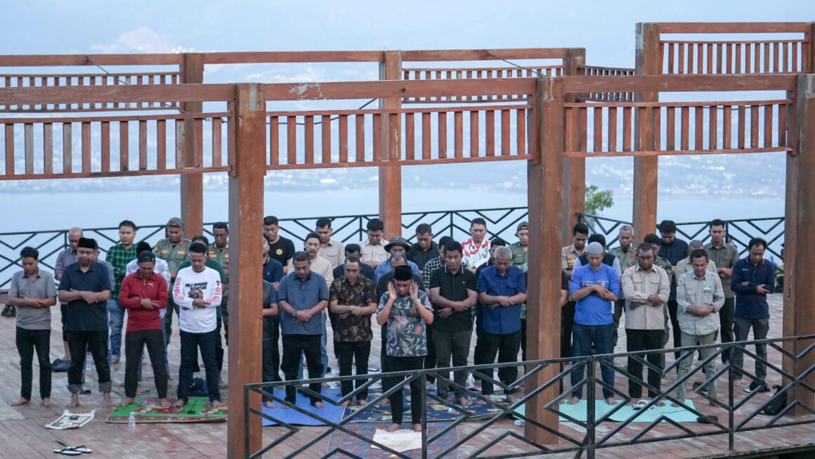 Megrib Berkah di Masjid Bukit Salena ‎