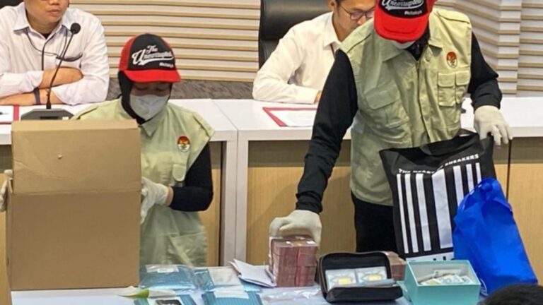 Rakyat Taat Pajak, Pegawai Pajak Rampok Uang Pajak