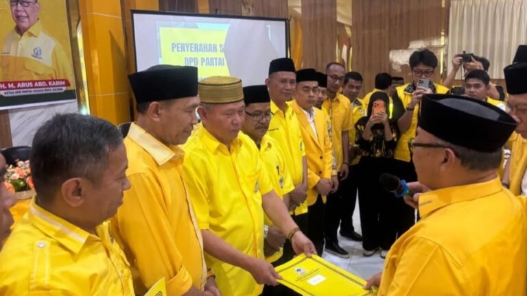 Bukber Dengan Anak Yatim Warnai Penyerahan SK Pengurus DPD Partai Golkar se Sulteng
