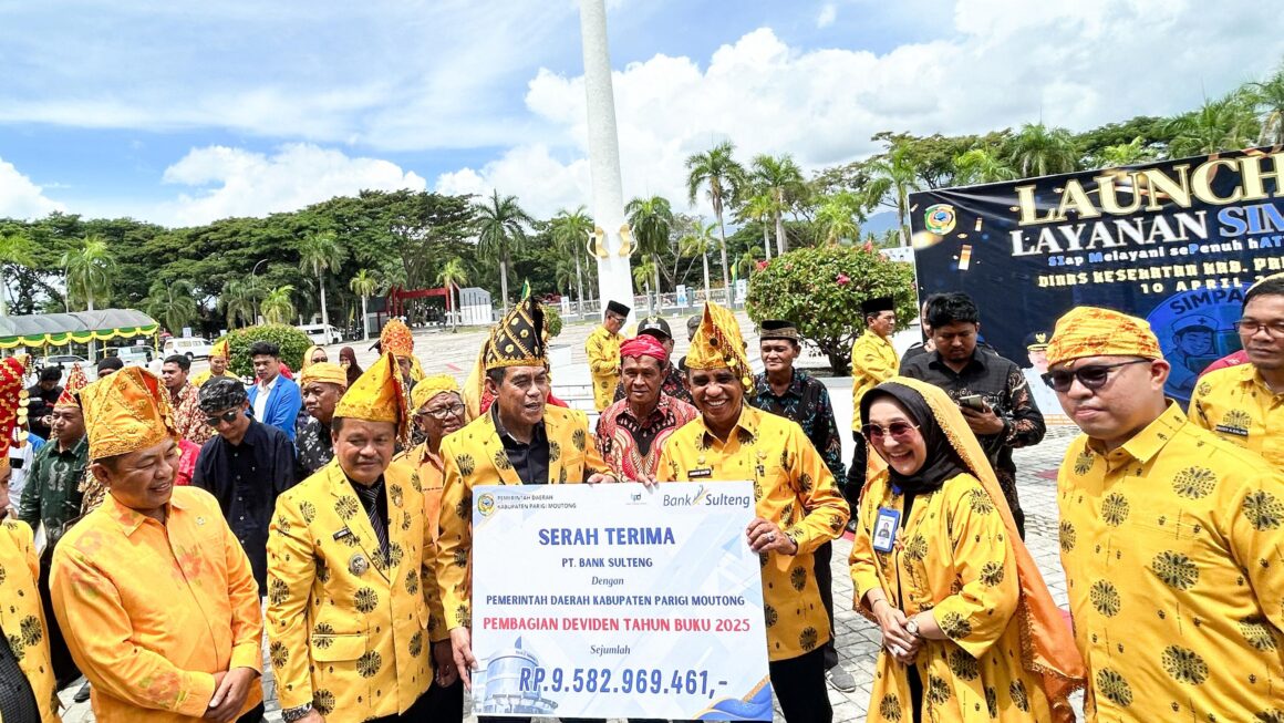 Gubernur menyerahkan Dividen Bank Sulteng Rp, 9,5 M di HUT Parimo ke 24