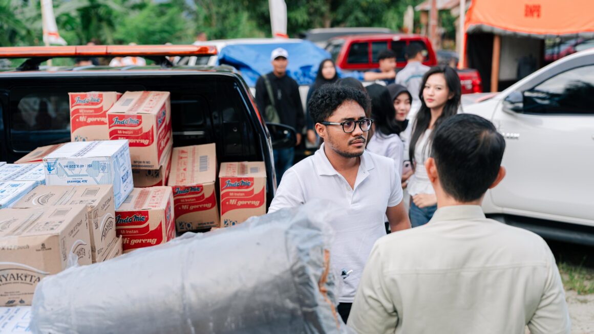 Ketum KONI Fathur Razaq Salurkan Bantuan Bagi Korban Gempa di Sigi