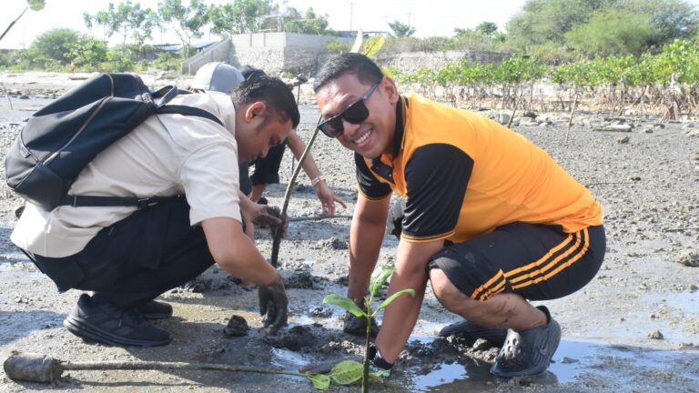 Penanaman 1000 Pohon Mangrove Warnai Hari Bhayangkara di Pantai Dupa