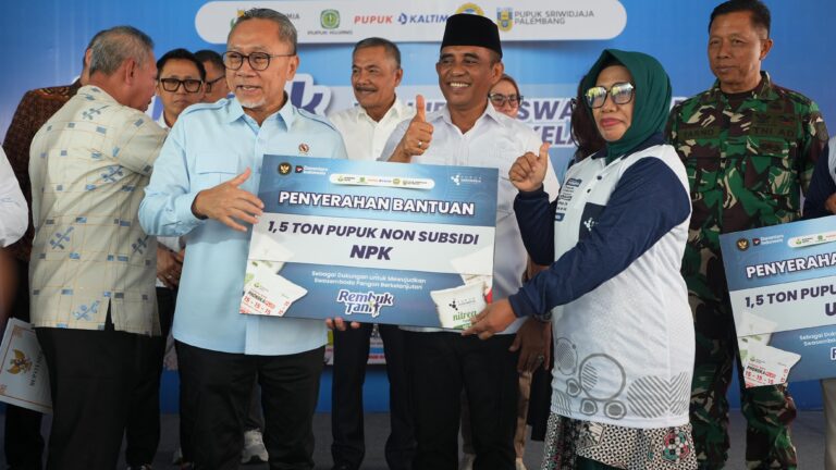 Petani Sigi Dapat Bantuan Pupuk