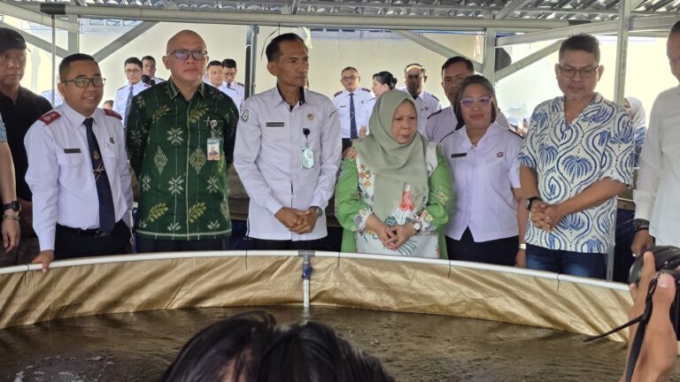 Wagub Reny Lamadjido Tabur 16.800 Ekor Benih Ikan di Sigi