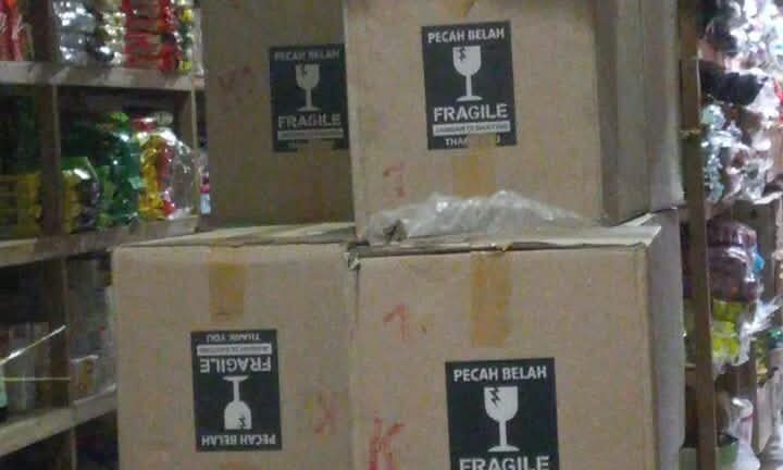Puluhan Kardus Rokok Ilegal Merek Rocker Didroping di Salah Satu Toko di Majene