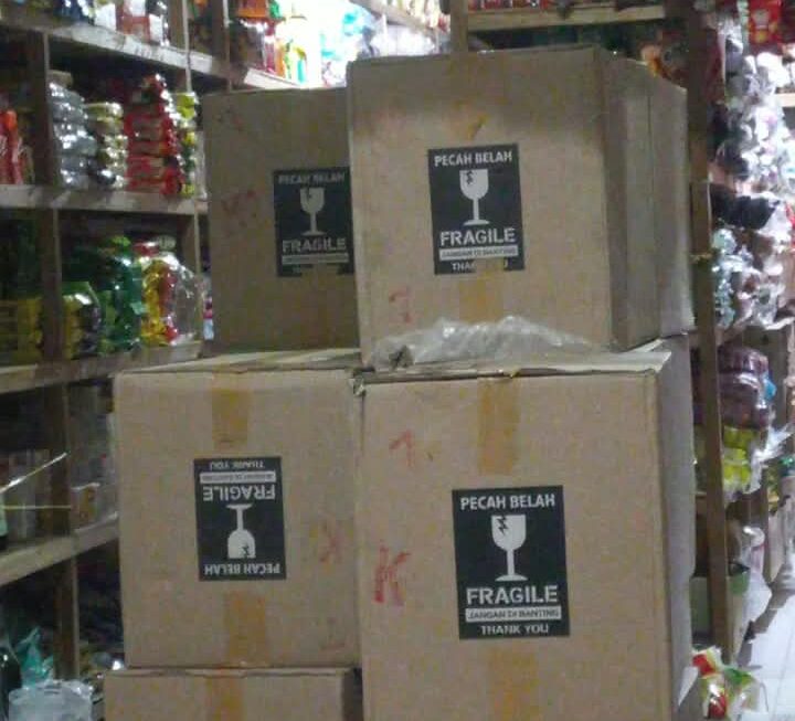 Puluhan Kardus Rokok Ilegal Merek Rocker Didroping di Salah Satu Toko di Majene
